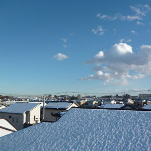 周りの屋根も１５ｃｍの積雪